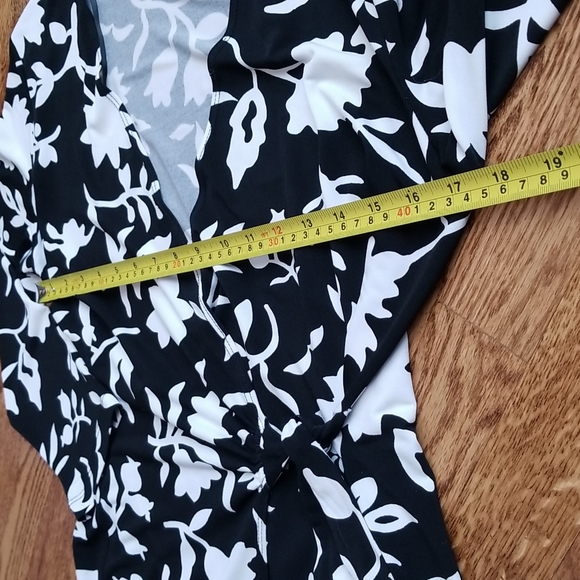 (M) Julie•Mitchell Urban Collection Floral V Neck Wrap Midi Dress ¾ Sleeves - Picture 7 of 8